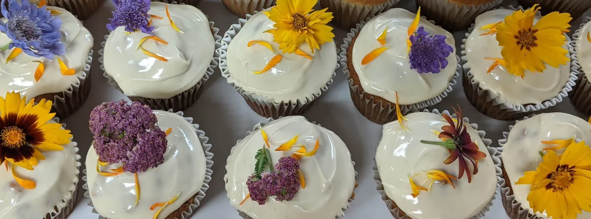 Flower-decorated Sugar Mamas cupcakes