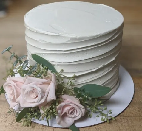 White buttercream cake with blush roses